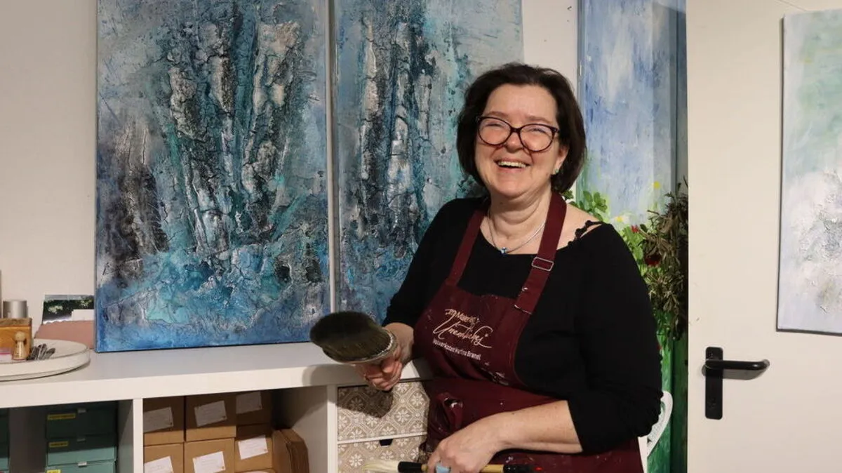 Martina Brandl in ihrer Malerwerkstatt in Wollsdorf