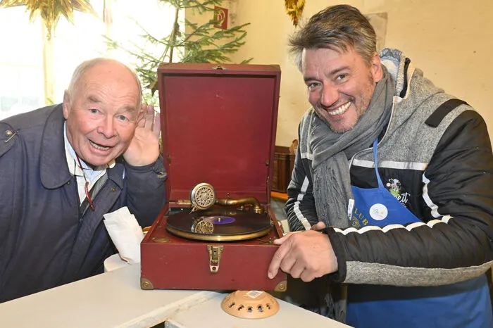 Ulrich Sichrowsky und Georg Mathiesl lauschten der Musik aus dem Trichter.