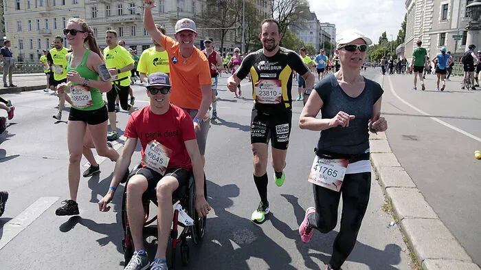 Ex-Überflieger Thomas Morgenstern (mit Faust) und Lukas Müller sind bereit für den „Wings for Life World Run“ 2018