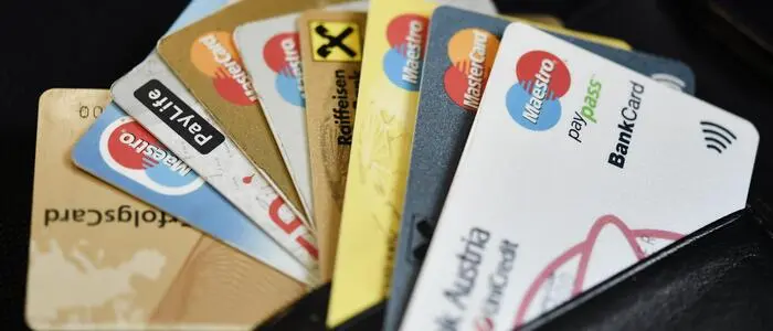 Viele Firmen bieten Kreditkarten mit Zusatzservices an. Sind die aber auch ihr Geld wert?