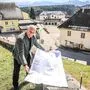 Bürgermeister Johann Koban mit den Plänen für die Ortskern-Gestaltung