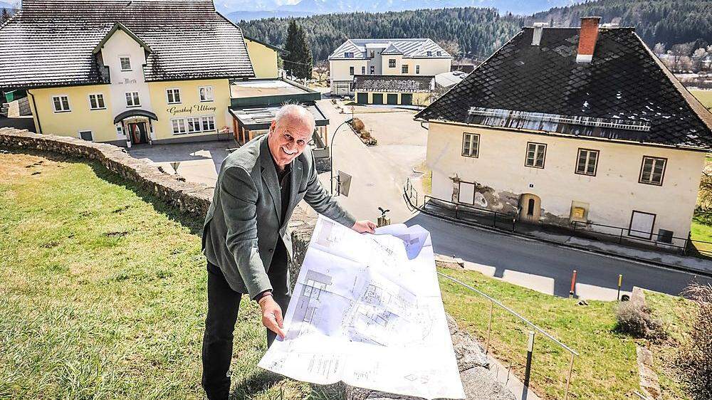 Bürgermeister Johann Koban mit den Plänen für die Ortskern-Gestaltung
