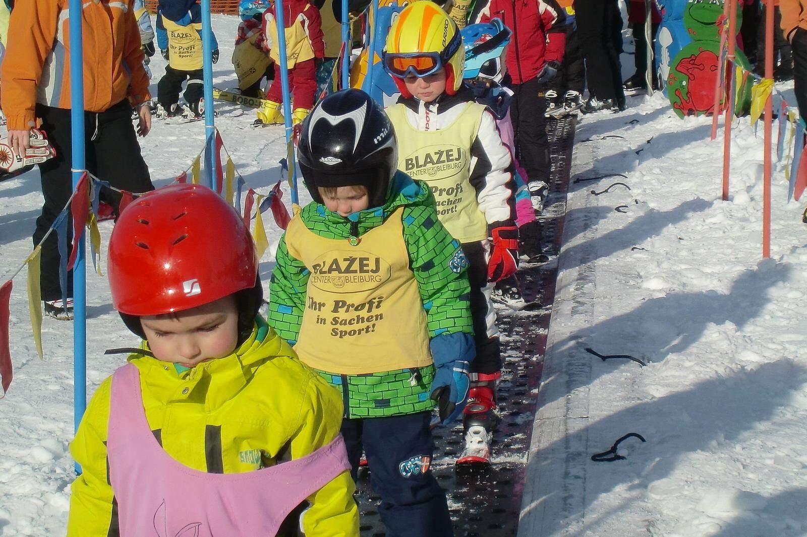 Kinder erlernen Skikurs auf der Petzen 