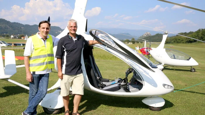 „Wir wollen unseren Mitbürgern, den Anrainern und der Jugend den Flugsport mit Gyrocoptern näher bringen!“ Das  sagte am Wochenende Flugplatzbetreiber Armin Leitgeb (rechts), welcher zum ersten Flugplatzfest in Mairist lud. Mit im Boot hatte der Unternehmer den Obmann des Kärntner Segelfliegerverbandes, Karl Holzmann (links).