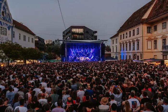 Ausverkauft war das Konzert am Karmeliterplatz