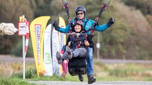 In Hohenbrugg an der Raab starten die Paragleiter rund um den ehemaligen Weltcuppiloten Herbert Wiesenhofer per Winde aus dem Flachland. Im Bild: Diana Lutterschmied und Herbert Wiesenhofer