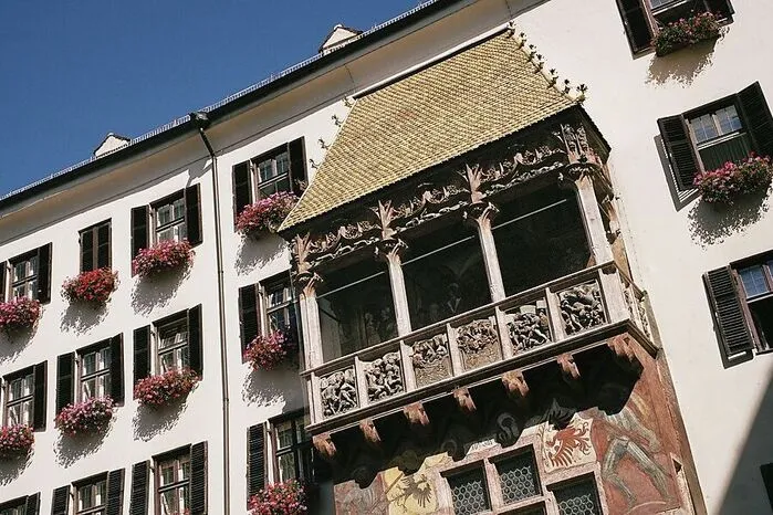 Innsbruck. Ob Sommer oder Winter, die Szenerie der Alpen gibt der Landeshauptstadt von Tirol ihren ganz besonderen Charakter. Die Berge sind immer nur einen Sprung entfernt und Innsbruck selbst hat sich mit Bauten von Zaha Hadid oder Snøhetta massiv verjüngt.