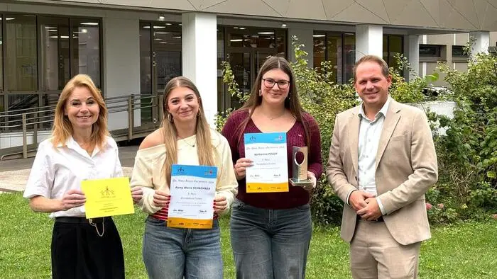 Professorin Sigrid Diethart, Absolventinnen Romy Schacher und Katharina Posch und Direktor Rene Traar