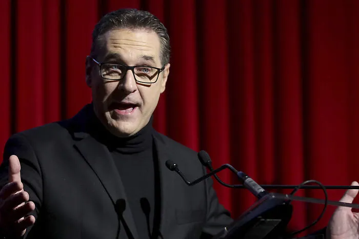 "Ich lasse euch bestimmt nicht im Stich." Denn: "Man muss sich auch selbst verzeihen können und hoffen, dass das auch andere tun." Heinz-Christian Strache ist gnädig mit sich selbst.