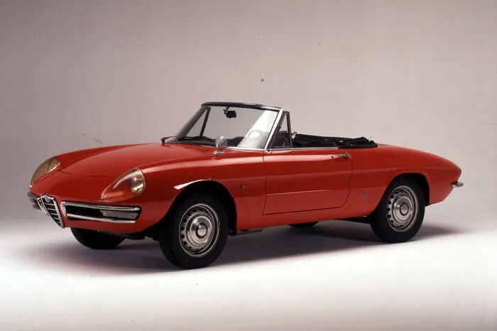 Dolce Vita. Der Film „Die Reifeprüfung“ beschleunigte nicht nur die Karriere von Dustin Hoffman, sondern machte auch den kleinen, roten Flitzer aus Italien mit einem Schlag zum Star. Als Fluchtauto und Herzensbrecher stand der Alfa Romeo Spider - im Film ein Duetto mit rundem Heck - stets für große Emotionen, lediglich über die vorletzte Generation sei der Mantel des Schweigens gehüllt.