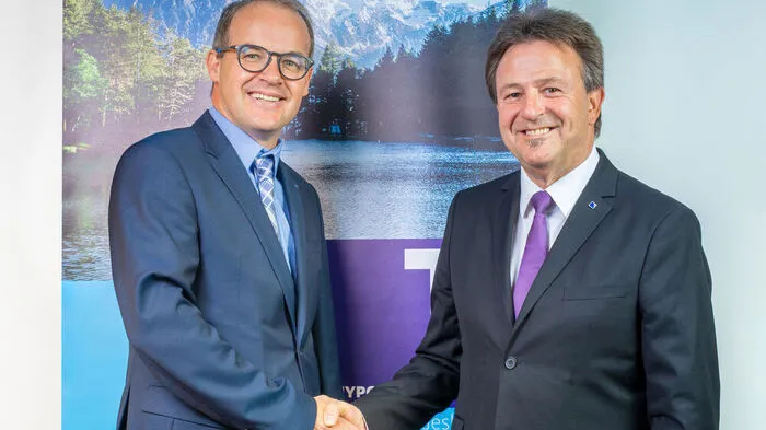 Manfred Dorer (rechts) übergibt die Leitung der Hypo-Geschäftsstelle in Lienz an Armin Mattersberger