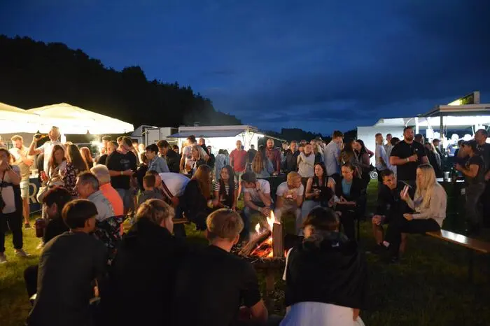 Es gab mehrere Bars und auch ein Lagerfeuer zum Wärmen.