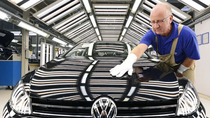 Bis September 2015 war die Welt für VW noch in Ordnung. Im Match um die Weltspitze hatte der Konzern es geschafft Toyota knapp zu überholen. Ein Pfeiler dieser Entwicklung: Die Dieselfahrzeuge.