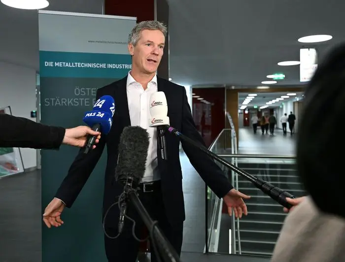 ABD0021_20231113 - WIEN - ÖSTERREICH: Der Obmann der Metalltechnischen Industrie in der Wirtschaftskammer, Christian Knill, am Montag, 13. November 2023, anl. der Metaller-KV-Verhandlungen Metalltechnische Industrie in Wien. - FOTO: APA/HELMUT FOHRINGER