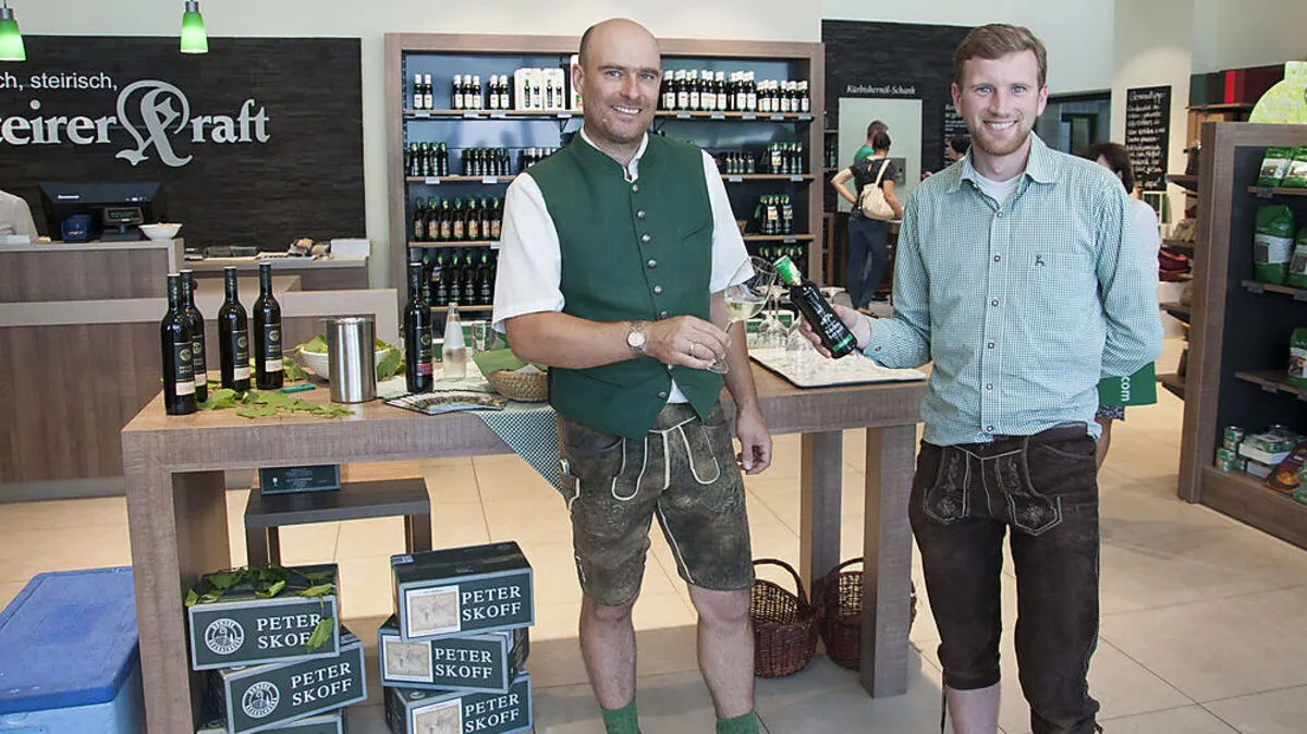 Winzer Peter Skoff und Kernothek-Leiter Gerhard Berghold