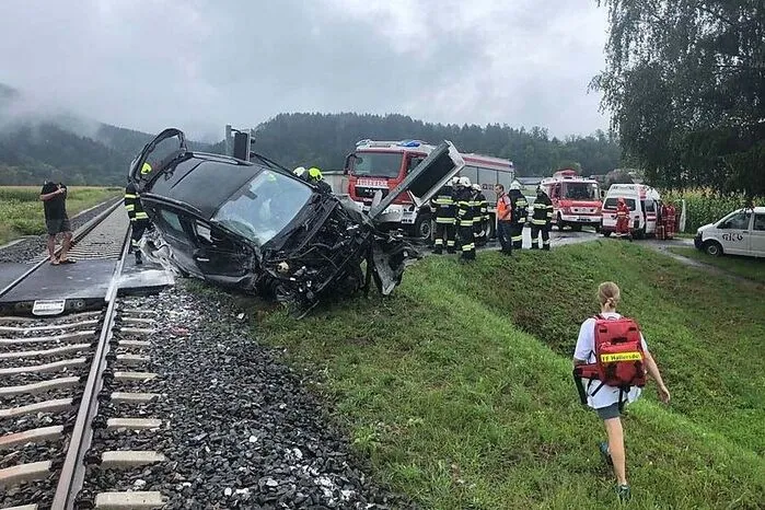 Am 14. August kollidierte an einem unbeschrankten Bahnübergang in St. Johann ob Hohenburg ein Pkw mit einem Zug der GKB. Dabei wurde die 27-jährige Beifahrerin so schwer verletzt, dass sie wenige Tage nach dem Unglück am LKH Graz verstorb.  