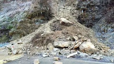 Mehr als drei Kubikmeter Gestein- und Bodenmaterial rutschte auf die Straße