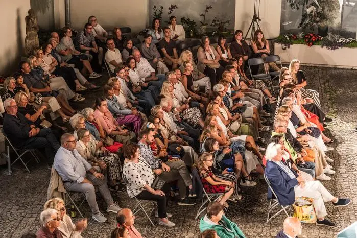 Hodenlose Frechheiten Eva Brislinger und Sonja Steger  Sommertheater Klagenfurt 