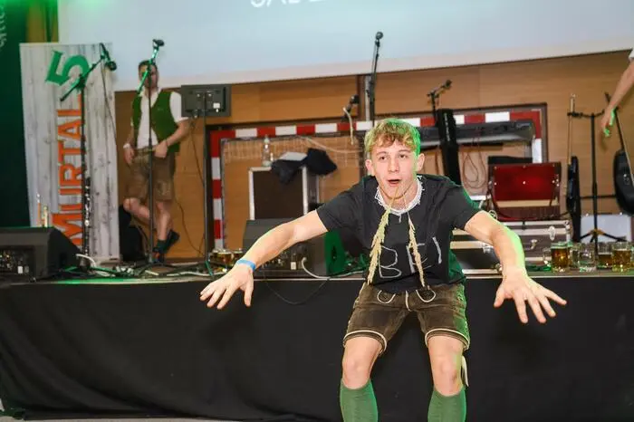 Diesen wurde bei festlichem Ambiente sowohl eine Polonaise als auch eine Mitternachtseinlage gezeigt