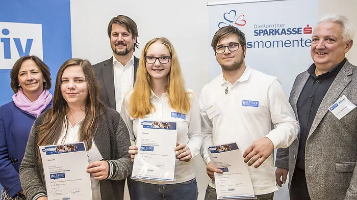 Vorne von links: Die besten Mathematiker Nicole Leber (Lehrling bei Flex, dritter Platz), Sarah Leitner (Springer Maschinenfabrik, erster Platz) und Mathias Opriessnig (Springer Maschinenfabrik, zweiter Platz). Hinten von links: Vorstandsdirektorin Gabriele Semmelrock-Werzer (Kärntner Sparkasse), Christoph Kulterer (Präsident der IV Kärnten) und Erich Dörflinger (Geschäftsführer flex)