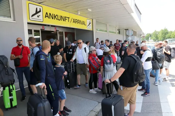 Der kleine Flughafen in Klagenfurt wurde von den Deutschen "eingenommen", bei Turnierbeginn am Donnerstag wird noch mehr los sein.