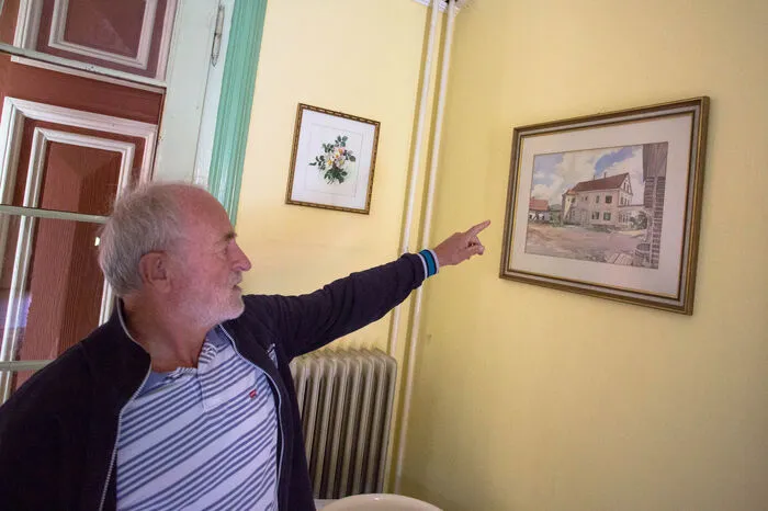 Heribert Wilfling zeigt ein Gemälde, das den Hof vermutlich Anfang der 50er-Jahre zeigt. Zu dieser Zeit kam er auf den Hof.