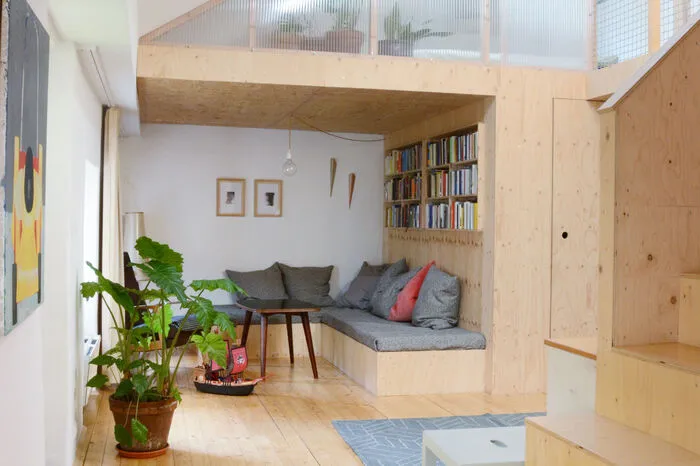 Besonders knifflig war aber die Frage der Verbindung der beiden Ebenen. Und wie es so ist: die nächstliegende Lösung wurde lange nicht gesehen, dann aber doch entdeckt und mit einfachsten Mittel elegant umgesetzt: eine Treppe. 
