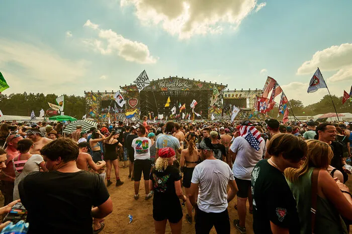 1. bis 3. August 2019: Indie, Rock, Alternativ - als Non-profit Festival hat sich das Pol’and’Rock unweigerlich den Titel “günstigstes Festival in Europa” verdient: Drei Tage Musik, Party und Camping gibt es in Polen kostenlos. Rund 750.000 Besucher wissen das zu schätzen.