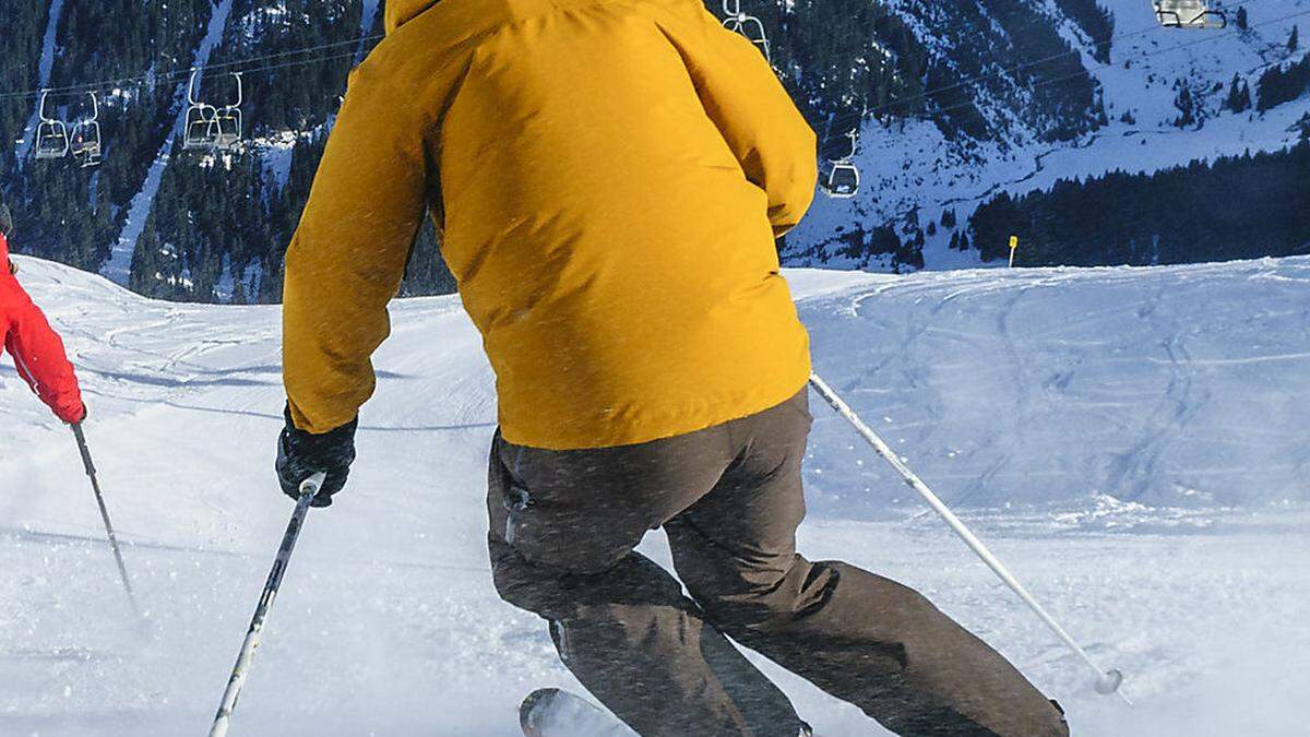 Die Mädchen stießen auf der Piste zusammen