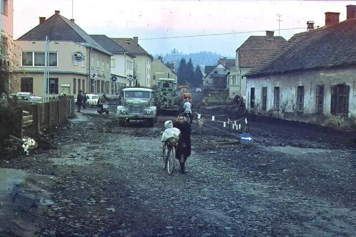  Erst 1973 asphaltierte man die Schillerstraße und baute sie von der Ottokar-Kernstock-Straße bis zur Einmündung in die Gnaserstraße aus