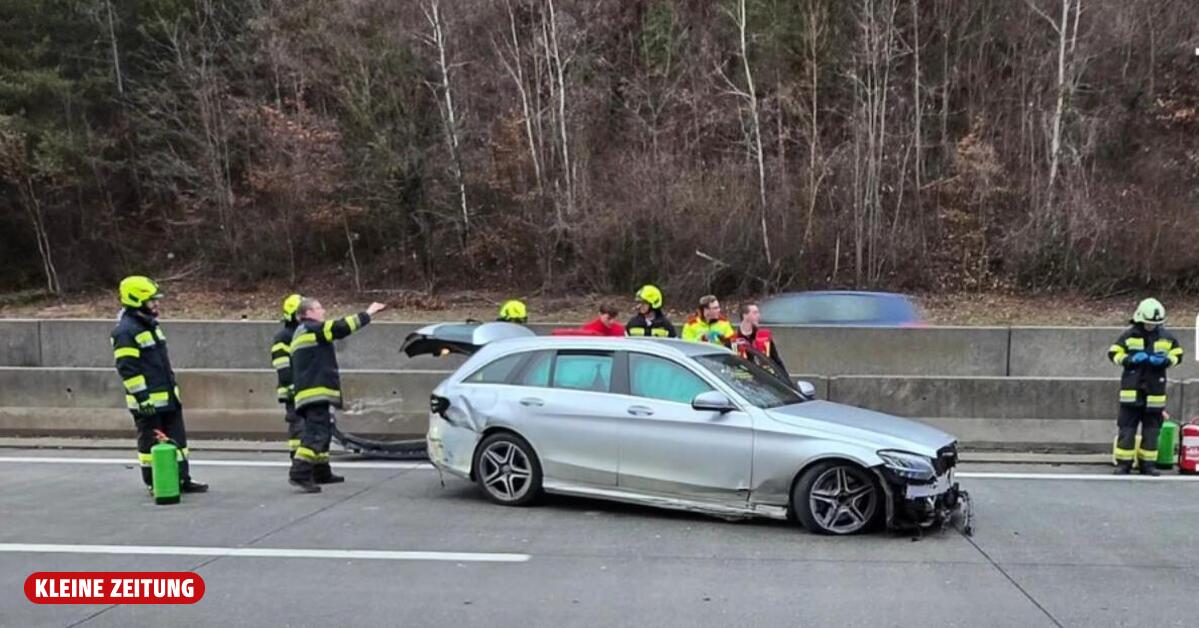 Kleinkind und Mutter nach Unfall auf Südautobahn aus Auto befreit