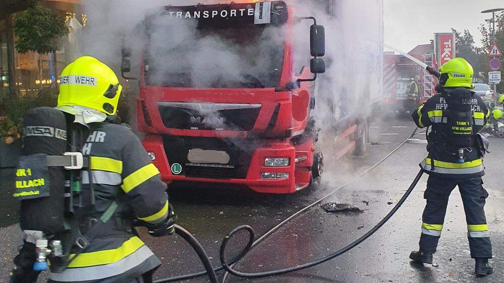 Vor dem Villacher Einkaufszentrum geriet ein Kühllastwagen in Brand