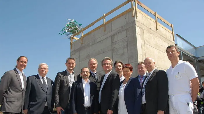 Landesrat Drexler mit Kages-Vertretern, LKH-Betriebsdirektor Christian Rath, dem ärztlichen Leiter Hannes Hofmann, führenden Mitarbeitern und Ehrengästen