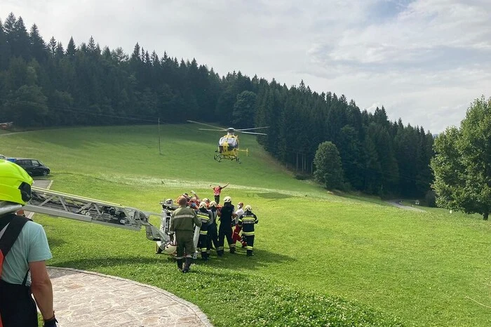 Rettungshubschrauber C17 landete direkt vor dem Pfarrhof und nahm den Patienten auf.