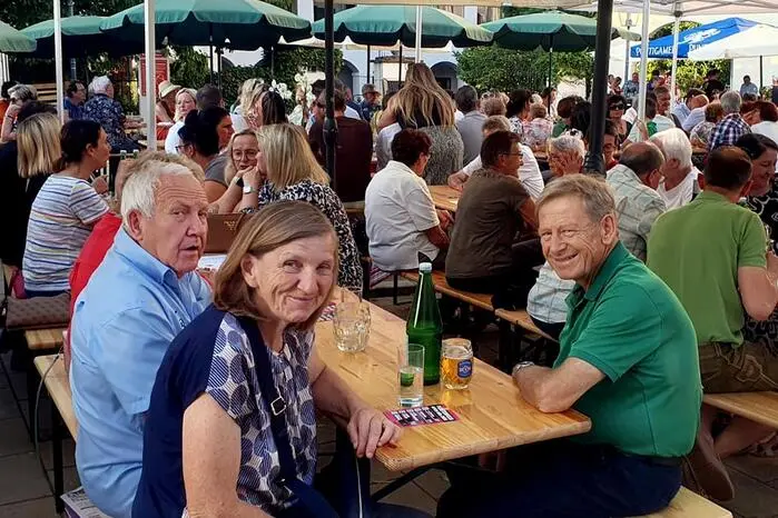 Viele Besucher genossen die kulinarischen Genüsse und Begegnungen vor Ort bis in die späten Abendstunden.