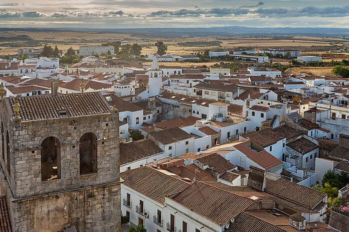 Olivenza. In der Region Extremadura an der Grenze zu Portugal liegt diese weiße Stadt, die im 13. Jahrhundert vom Templerorden gegründet wurde. Höhepunkte des Zentrums von Olivenza innerhalb der Stadtmauer sind die Festungstürme, der Alcázar oder die Magdalena-Kirche aus dem 16. Jahrhundert. 