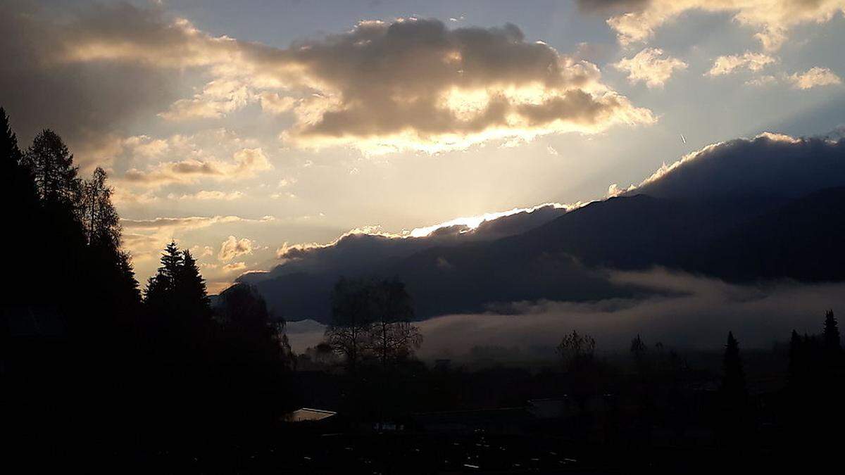 Nach Süden hin lockern die Wolken durch den Föhn etwas auf