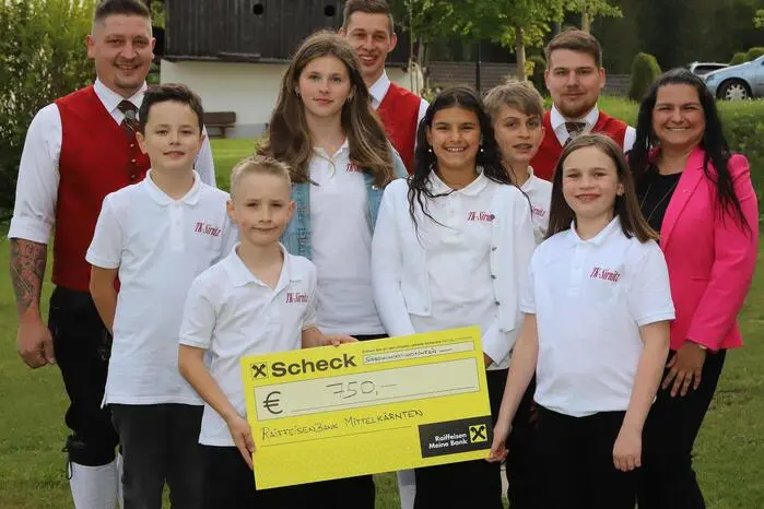 Von der RAIKA Mittelkärnten übergab Elisabeth Obersteiner (1. von rechts) einen Scheck in der Höhe von € 750,00 an die „Jungmusi“ der TK-Sitnitz.