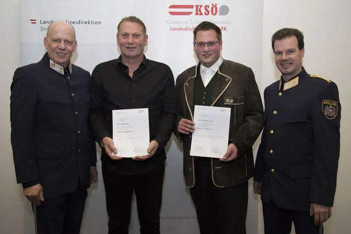 Am 14. Dezember 2018 hat Robert Maierhofer (links) in Kalsdorf durch seine fotografische Dokumentation von Diebesgut, von Tatverdächtigen und eines Täterfahrzeuges zur Identifizierung zweier Straftäter beigetragen. Richard Matthias Schall zeigte im selben Fall Courage, als er die Straftäter an der Flucht gehindert hat. Die beiden Männer hatten zuvor versucht Fahrräder zu stehlen. Schall versperrte die Straße mit einem Traktor und konnte so die gewaltbereiten Täter bis zum Eintreffen der Polizei anhalten.