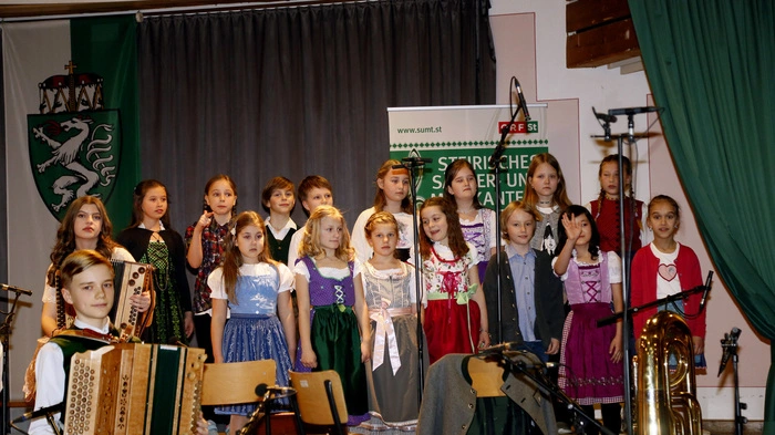 SUMT-Obmann und ORF-Steiermarkstimme Karl Lenz moderierte einen überaus musikalischen wie schwungvollen Abend mit Darbietungen des Kinderchors der Volksschule.