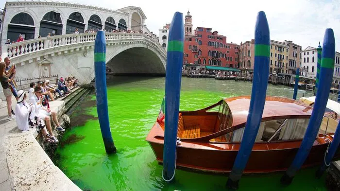 Eine grün schimmernde Flüssigkeit im berühmten Canal Grande von Venedig hat am Pfingstsonntag für Aufregung in der Lagunenstadt gesorgt.