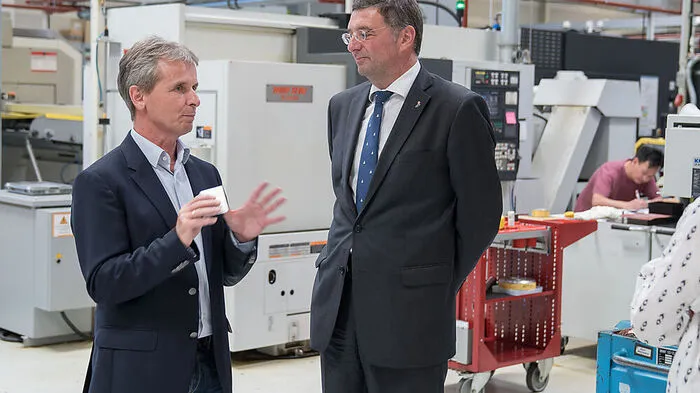 Friedrich Santner mit Minister Leichtfried in der Produktion am Stammsitz in Graz