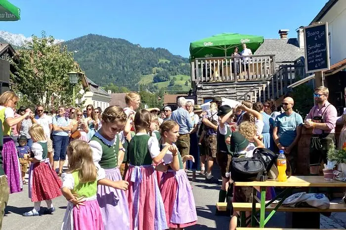 Um Punkt 12 Uhr machte sich die Kindertanzgruppe aus Gröbming, die „ Freistoana“, tanzbereit. Mit ihren einstudierten Tänzen zauberten die Mädchen und Buben den Gästen ein breites Lächeln ins Gesicht