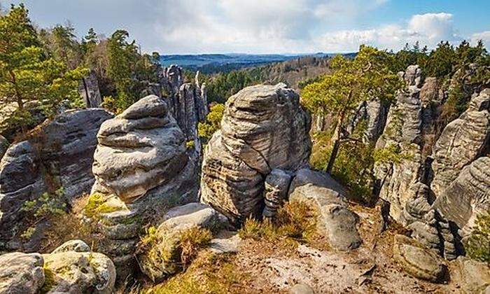 Die Prachauer Felsen liegen im äußersten Osten des „Böhmischen Paradieses“. Die bekanntesten Steine der Felsstadt sind die Prachauer Nadel und Mütze