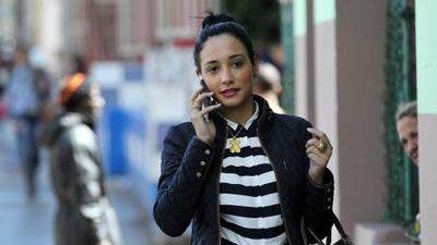 Eine Frau in Havanna spricht in ihr Smartphone