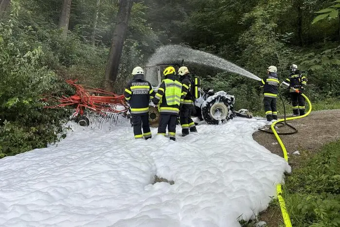 „Der Traktor stand beim Eintreffen der Einsatzkräfte bereits in Vollbrand. Umgehend wurde mit der Brandbekämpfung begonnen“, berichtet Einsatzleiter HBI Markus Kogler.