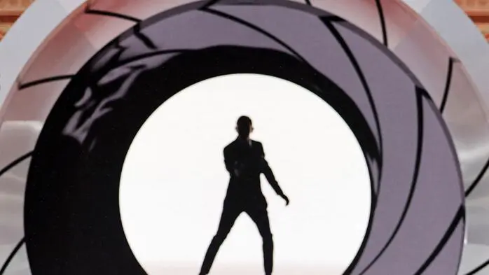 Schwarze Silhouette eines Mannes in einer Kameralinse