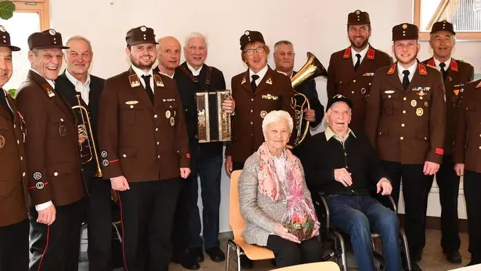 Eine besondere Überraschung erwartete Peter Feichtner am 20. Februar im Seniorenheim in Teufenbach. Das langjährige Mitglied der Feuerwehr Peterdorf hatte wenige Tage zuvor seinen 90. Geburtstag gefeiert. Aus gesundheitlichen Gründen wird er dort gemeinsam mit seiner Gattin Maria betreut.