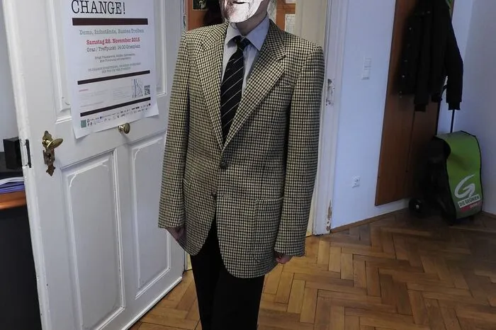 Die Grüne Abgeordnete Sandra Krautwaschl hat sich als Alexander Van der Bellen verkleidet.