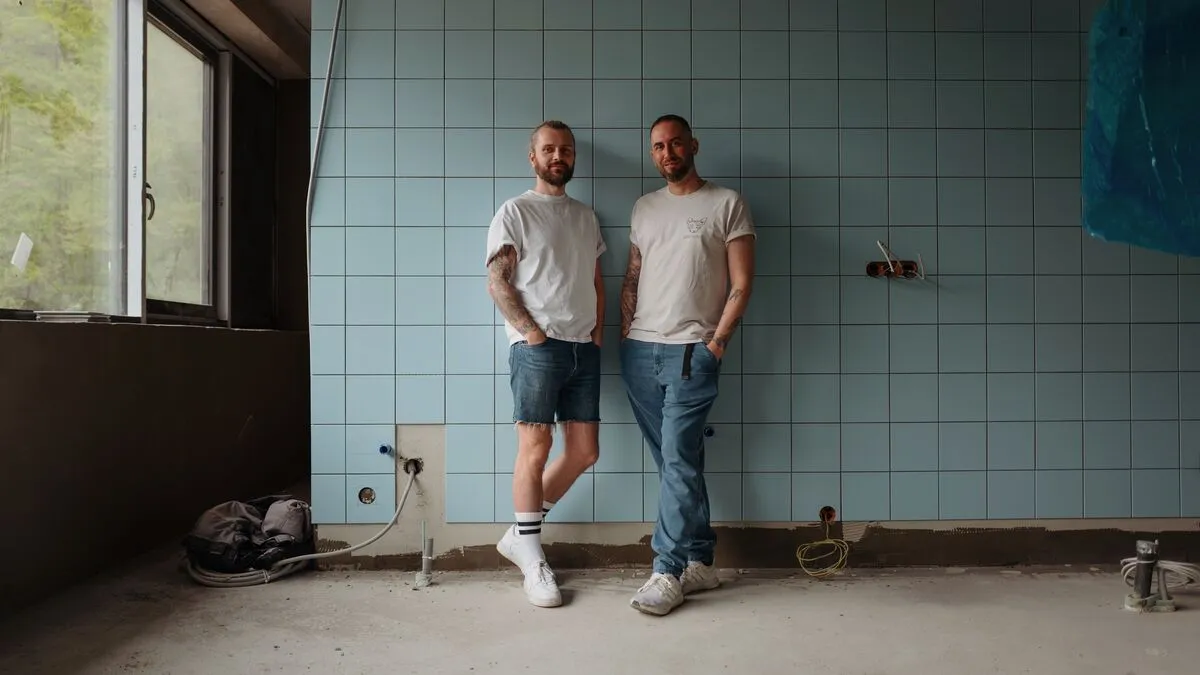 Andreas Knünz (r) und Manuel Köpf führen das künftige Thalersee-Restaurant